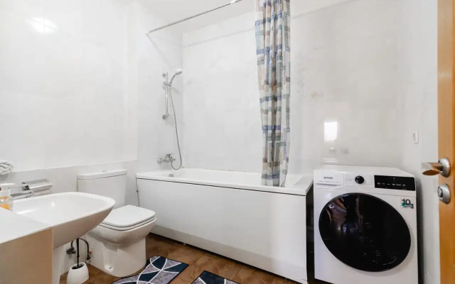 Апартаменты просторные трехкомнатные у ТРЦ MEGA в стиле минимализм