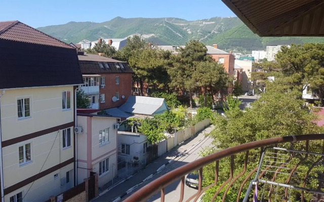 Апартаменты Трехкомнатная квартира на ул. Колхозной 112