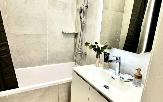 Lyuks S 2-Mya Balkonami I Dizaynerskim Remontom Flat