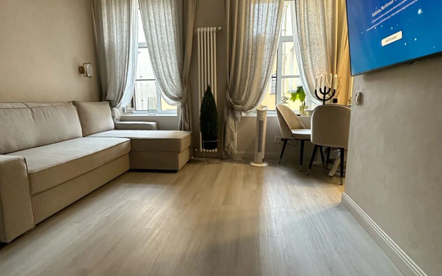 V Klubnom Dome V Tsentre Peterburga Flat