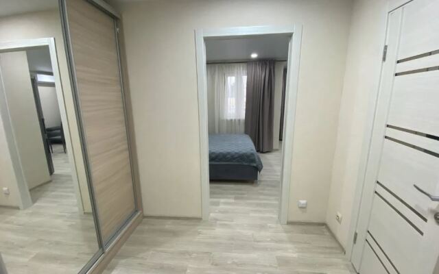 2/Well-appointed studio with mountain views