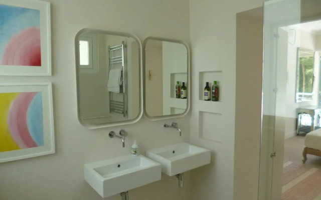 Mimi Beachfront Beau Vallon Villa