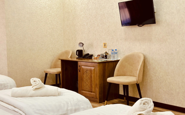 Ayvan Plaza Hotel