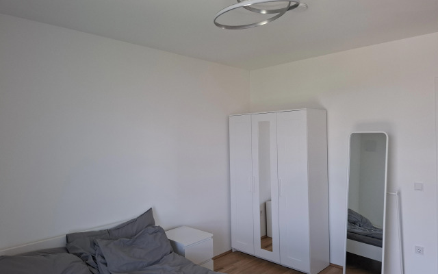 Zamechatelnaya Kvartira vo 2m Rayone Veny s Uyutnym Balkonom Flat