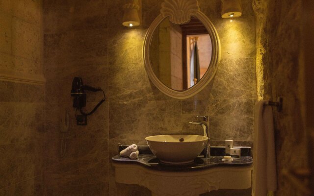 Solo Cave Suites Hotel