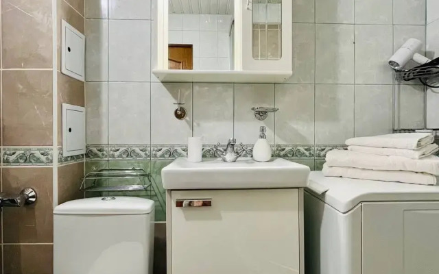 Uyutnaya 3-X Komnatnaya U Metro Akademicheskaya Flat