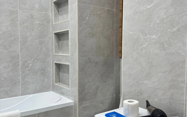 Tikhoye Mesto V Shumnom Gorode Flat