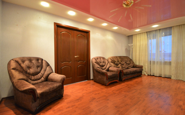 Квартира трёхкомнатная с двумя уборными лифтом и балконом