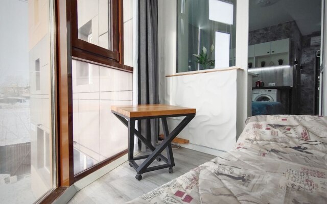 Guru c Laundzh Zonoj na Balkone Flat