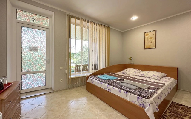 Na Revolyutsionnoy 31a Guest house