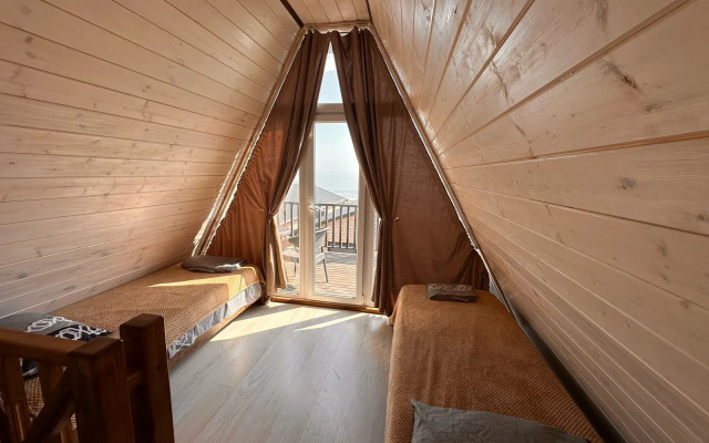 Частный дом с качелей кокон