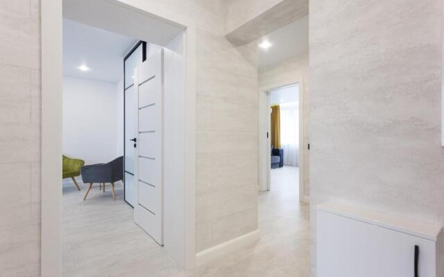 Tryohkomnatnyj Lyuks, centr, ploshchad' Pobedy, CHernyahovskogo 10A, Kolibri#10A Apartments