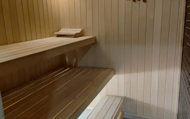 Частный дом с баней и пирсом на берегу пруда