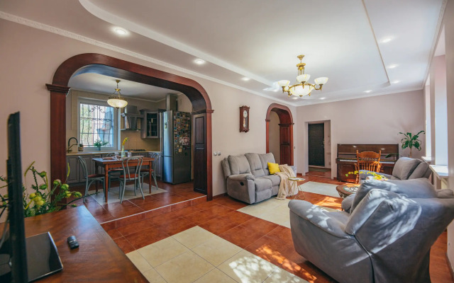 V Tsentre Goroda S Zelenym Sadom Private house