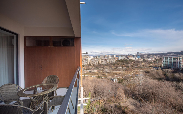 S Prostornoy Terrasoy i Vidom na Park Apartments