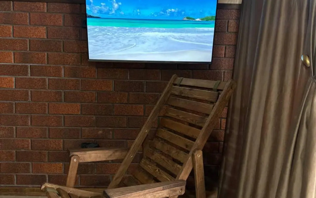 Частный дом с креслом качалкой