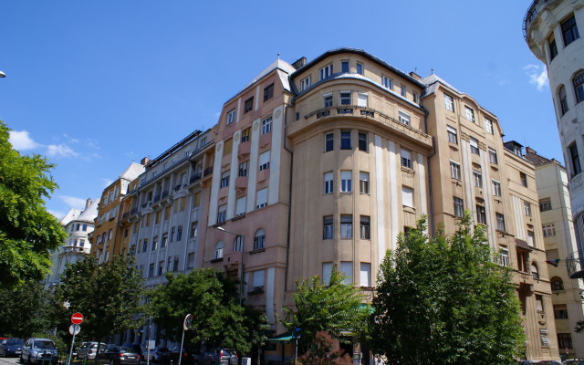 Green Door Family Apartment