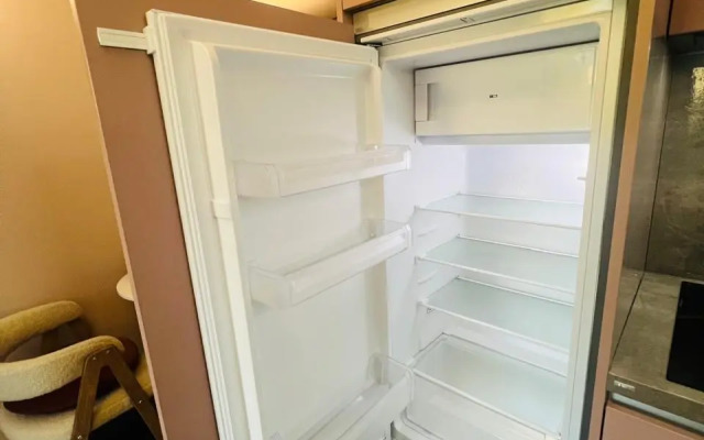 Stilnaya studiya s balkonom na dvoikh Apartments