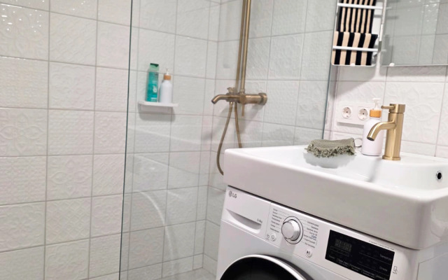 Novye S Vysokimi Oknami Na Peshekhodnoy Ulitse Apartments