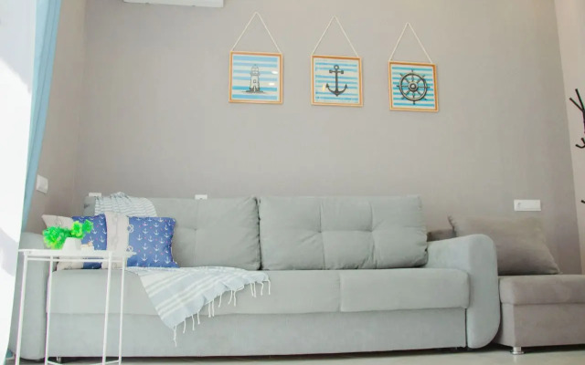 Studiya U Morya S Balkonom Flat