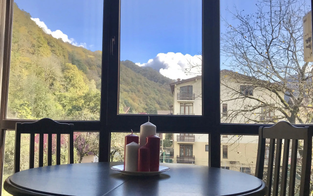 S Balkonom I Vidom Na Gory Apartment
