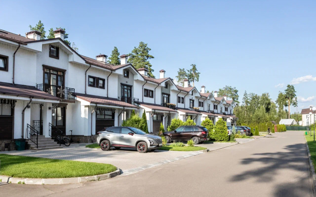 Apartments Yakhontovy Les