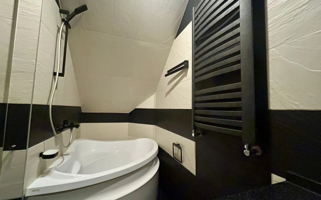 Amoroma: Nad Morem, Blizhe K Nebu Flat
