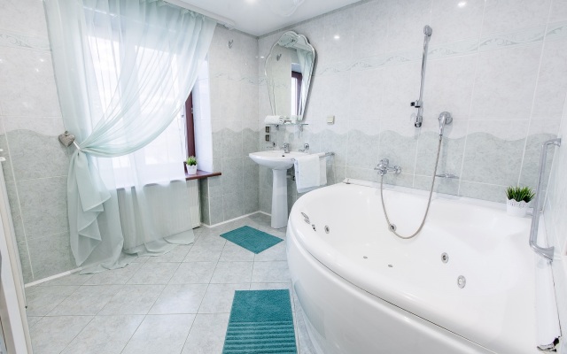 Dvukhurovnevye 4-Komnatnye s Panoramnym Vidom v Tsentre Apartments