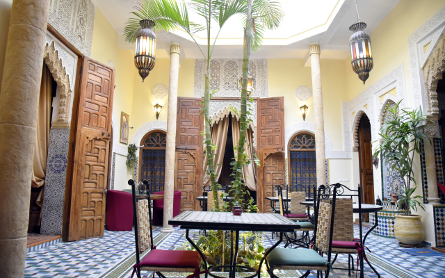 Отель Riad Darzouhour