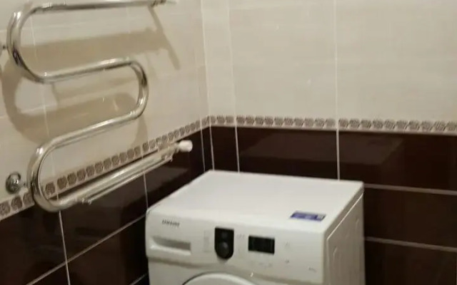 Tolstogo 180b 1 Etazh Flat