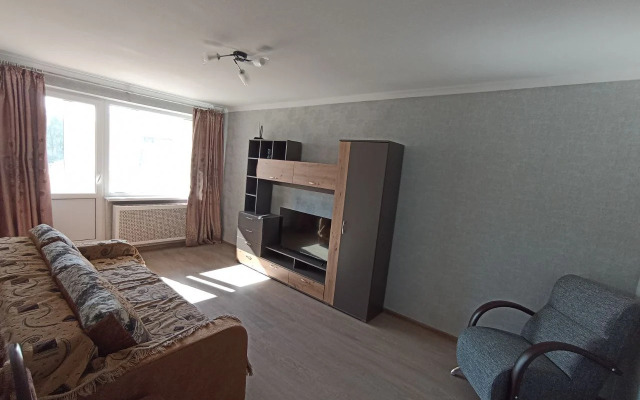 Tryohkomnatnaya Komfortnaya na Voejkova Flat