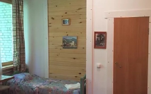 Kamorka S Lezhankoj U Okna Hotel