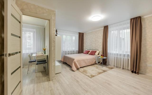 S Vidom Na Kirkhu Svyatogo Semeystva Flat