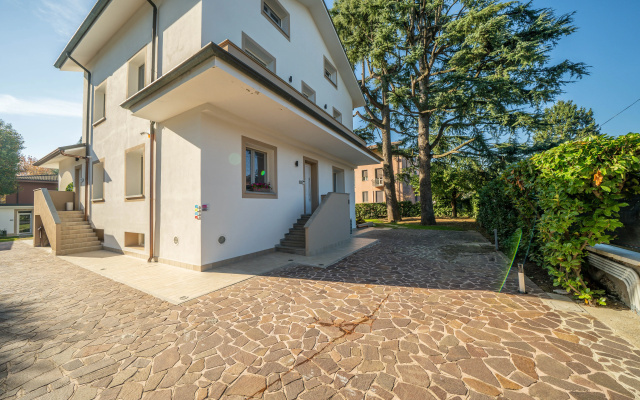 Green Apartments & Parking Milano Guest House