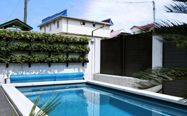 Five-Story with swimming pool Guest House