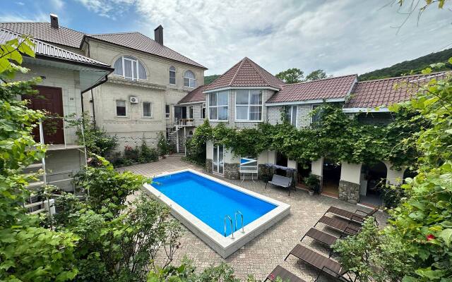 Come Inn na Klenovoy Guest House