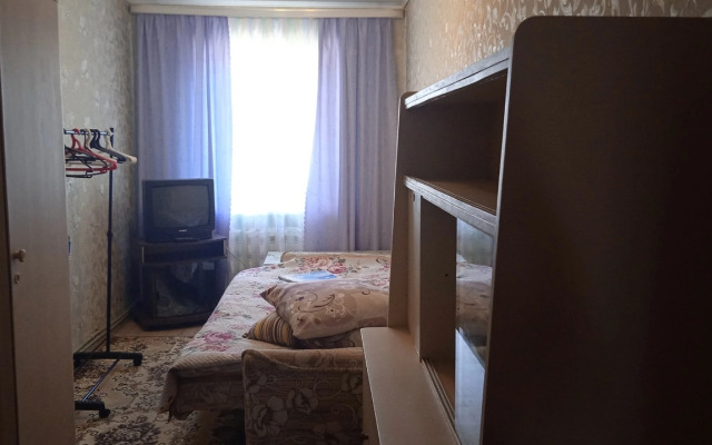 Tryokhkomnatnaya V Posyolke Ordzhonikidze Flat
