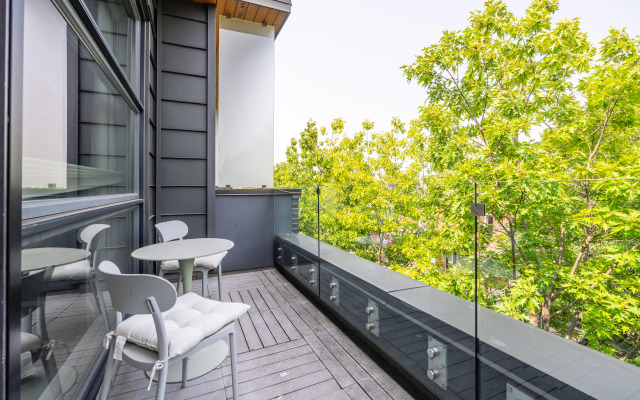 Exclusive Four-Bedroom Townhouse in Downtown Toronto Private House