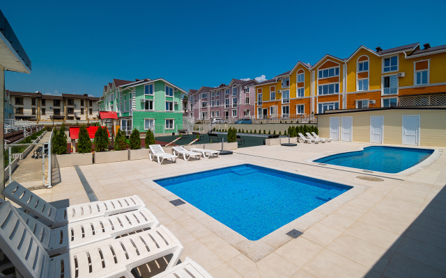 S Kruglogodichnym Basseynom I Prekrasnym Vidom Apartments