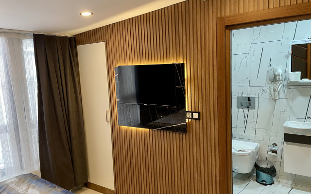 Отель Crowned Hotel