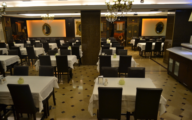 Grand Ant Hotel