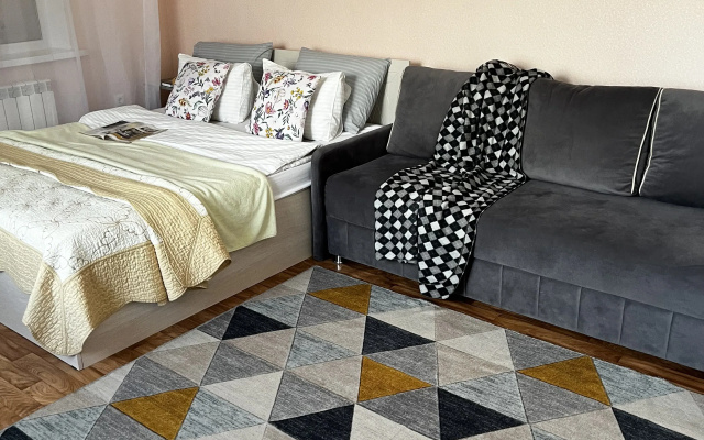 Vozle Khurula Zolotoy Obiteli V Tsentre Elisty Flat