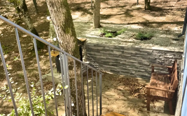 Частный дом с чаном в лесу