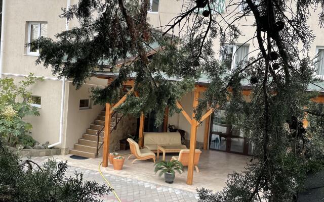Tri Sezona Hotel