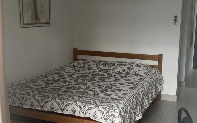 Dvukhmestny Uluchshenny S Balkonom I Vannoy Komnatoy Apartment