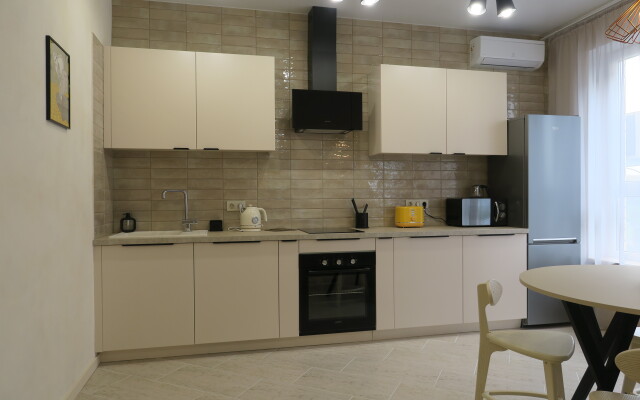 Semeynye Tryokhkomnatnye Na Solnechnoy Apartments