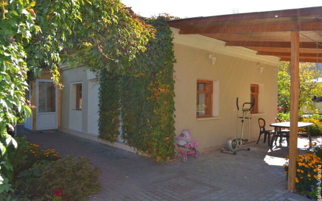 Na Kyizyil-Armeiskoy 17A Private House