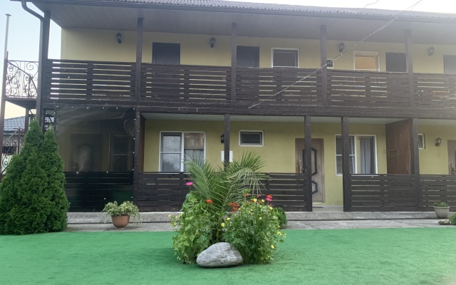 7 Palm Apartments