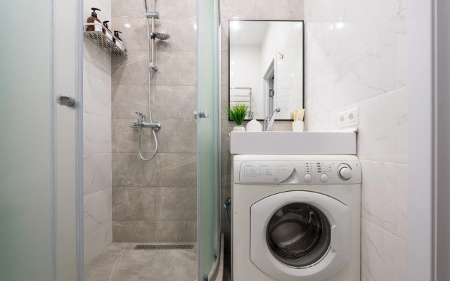 Uyutnaya s basseynom vozle morya Flat