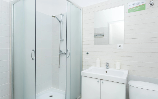 Светлая студия Этажидейли с балконом в Центре